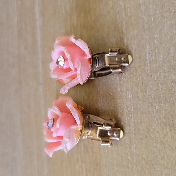 Vintage Inspired Rose Clip-On Earrings Pink Floral Costume Jewelry - Picture 5 of 7